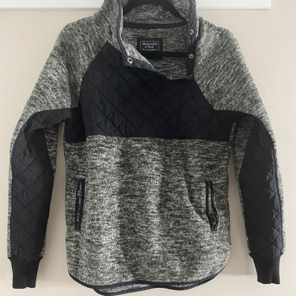 Gray/black asymmetrical button fleece w/pockets
